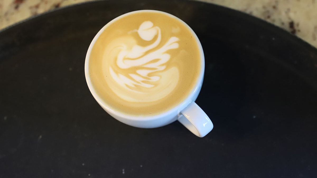 Un café con leche deslactosada puede costar $1.500 más: qué dice la normativa y cuándo el recargo es legal