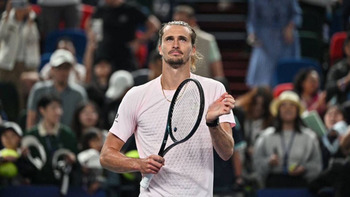 Zverev la peleó en dos tie-breaks, sacó boleto a cuartos en Shanghái y ahora va con De Miñaur