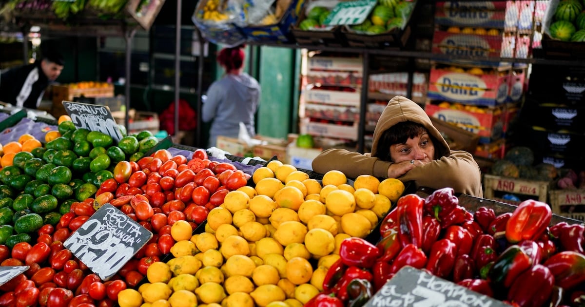 El tomate se disparó 34% en septiembre y empujó una canasta que apenas empató a la inflación general