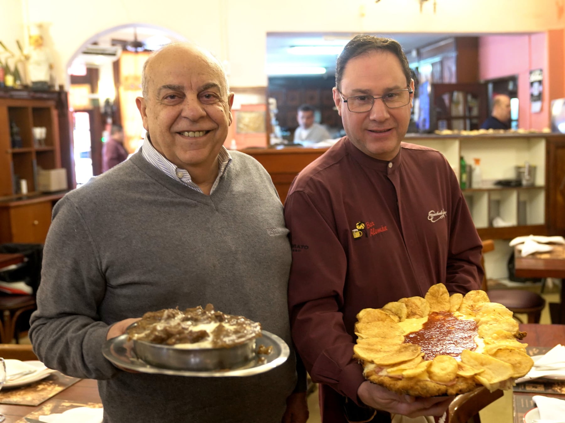 A 116 años de su fundación, el Bar Alemán de Villa Devoto sostiene su leyenda entre milanesas napolitanas y palmeras centenarias