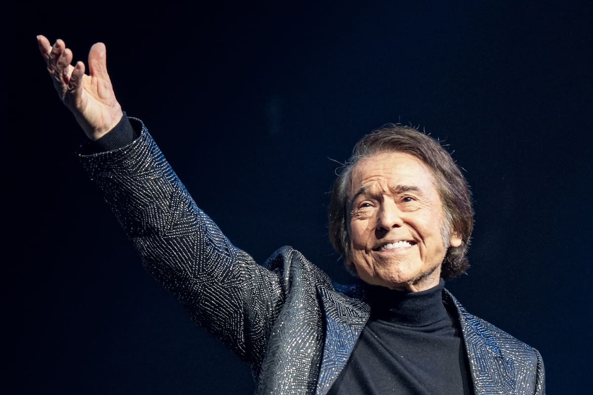 Raphael vuelve al Gran Rex con la mochila llena de décadas y una serie que lo cuenta todo