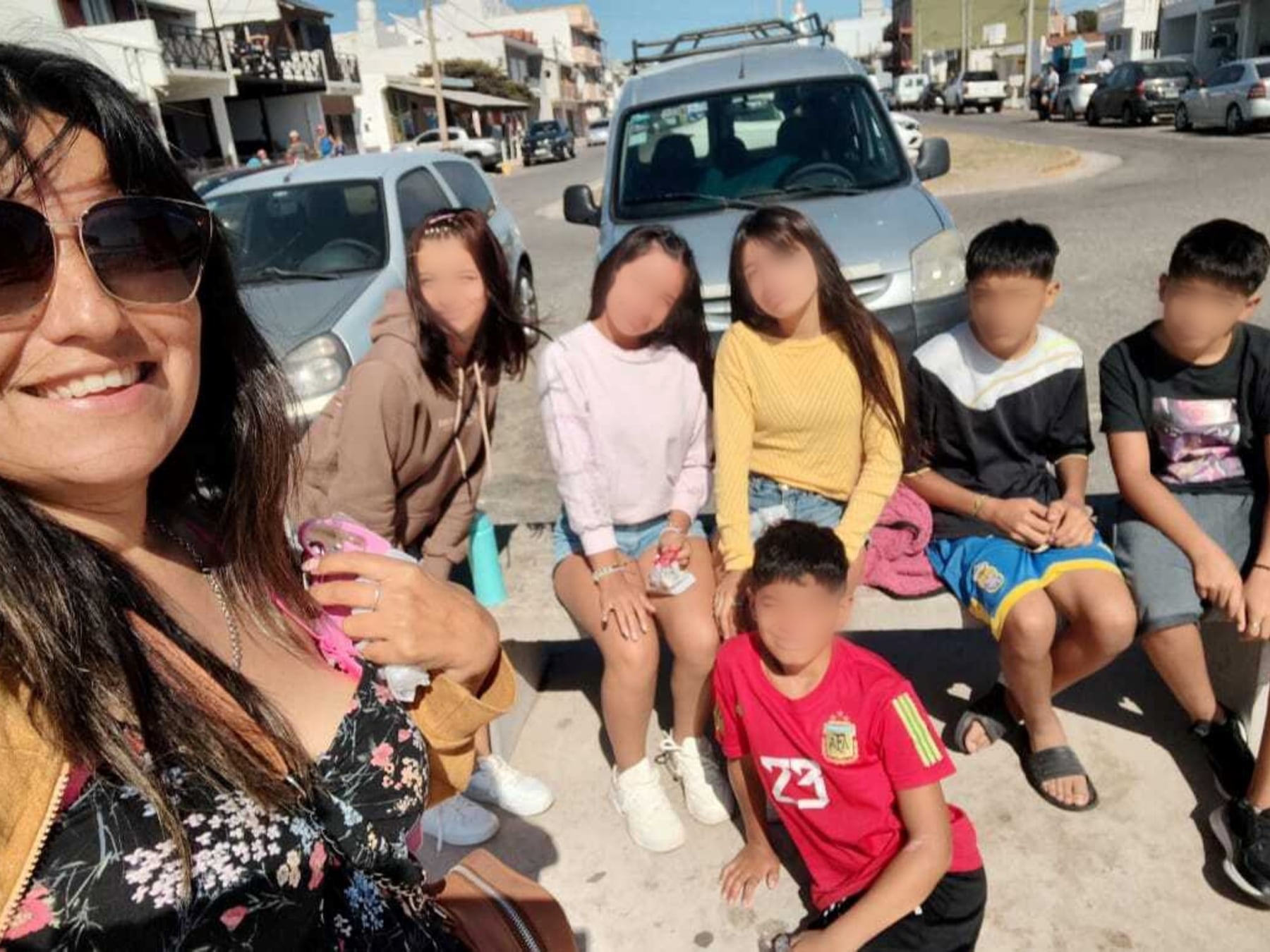 Una maestra, seis hermanos adoptados y un bebé que llegó como sorpresa: así se armó la familia de nueve