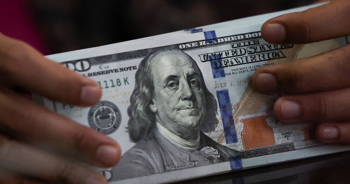 El tipo de cambio cerró sin variantes en $1.535 y la diferencia con la inflación volvió a quedar en el centro del debate económico