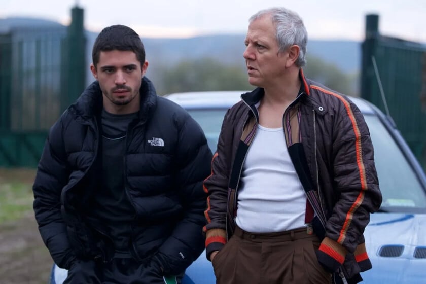Jaime Lorente se sienta detrás de la cámara y termina cayéndose del caballo