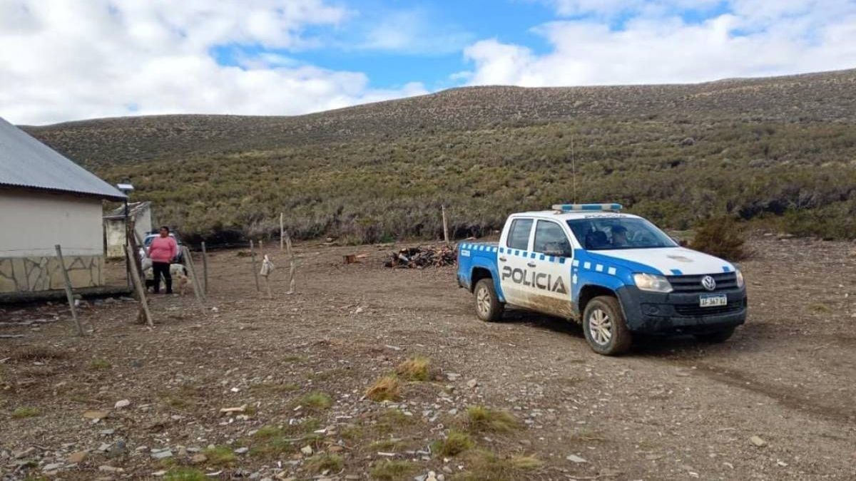 Una mujer y sus tres hijos pasaron siete días sin comida en la meseta neuquina y fueron rescatados por la Policía tras avanzar doce kilómetros por el barro