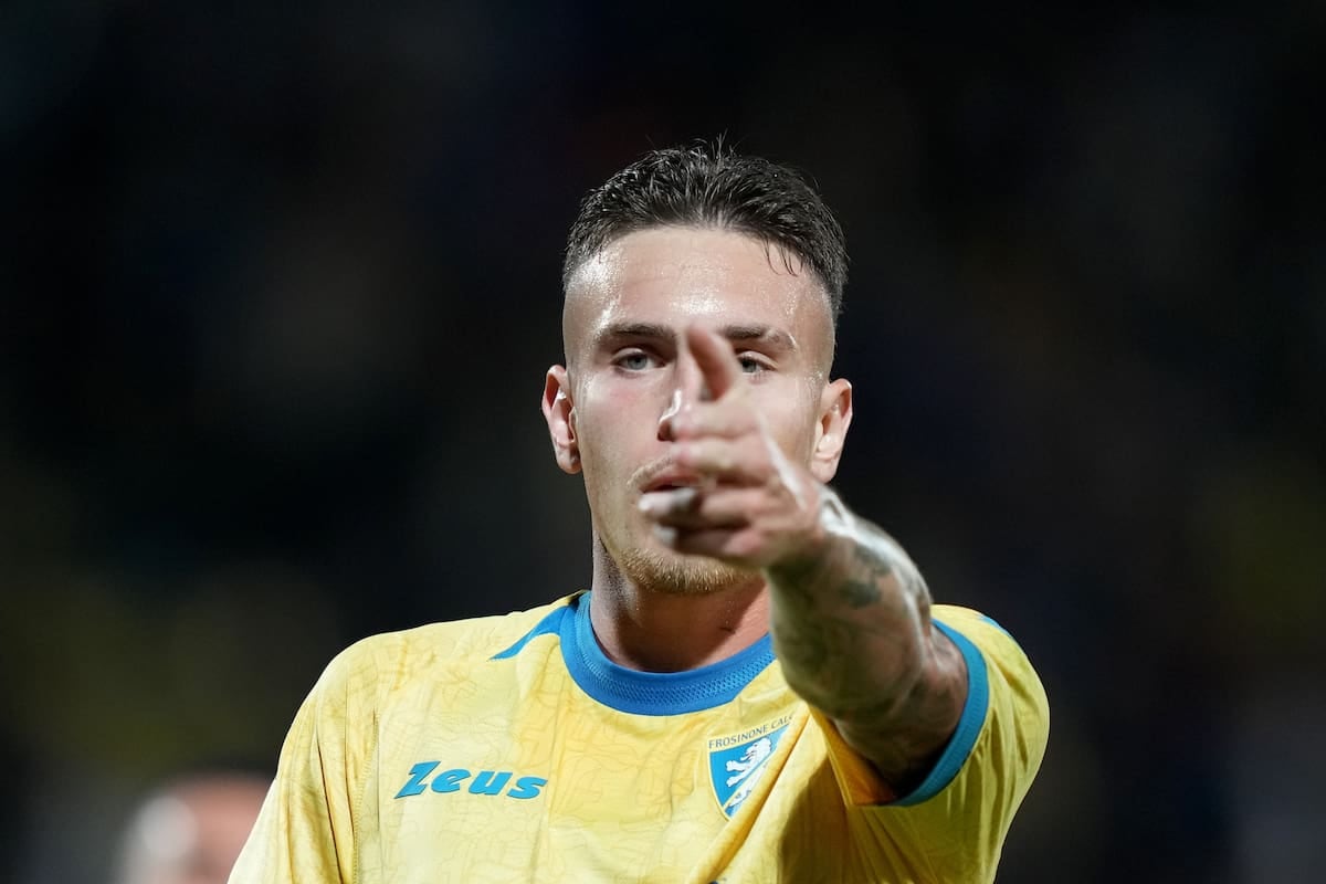 Raimondo explotó en Frosinone: triplete, cima de goleadores y un gol que va a quedar en el recuerdo