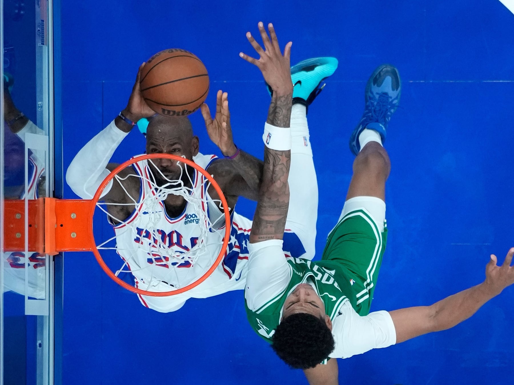 A los 41 y con loba: LeBron volvió a casa y se mandó un alley-oop de antología en Philadelphia