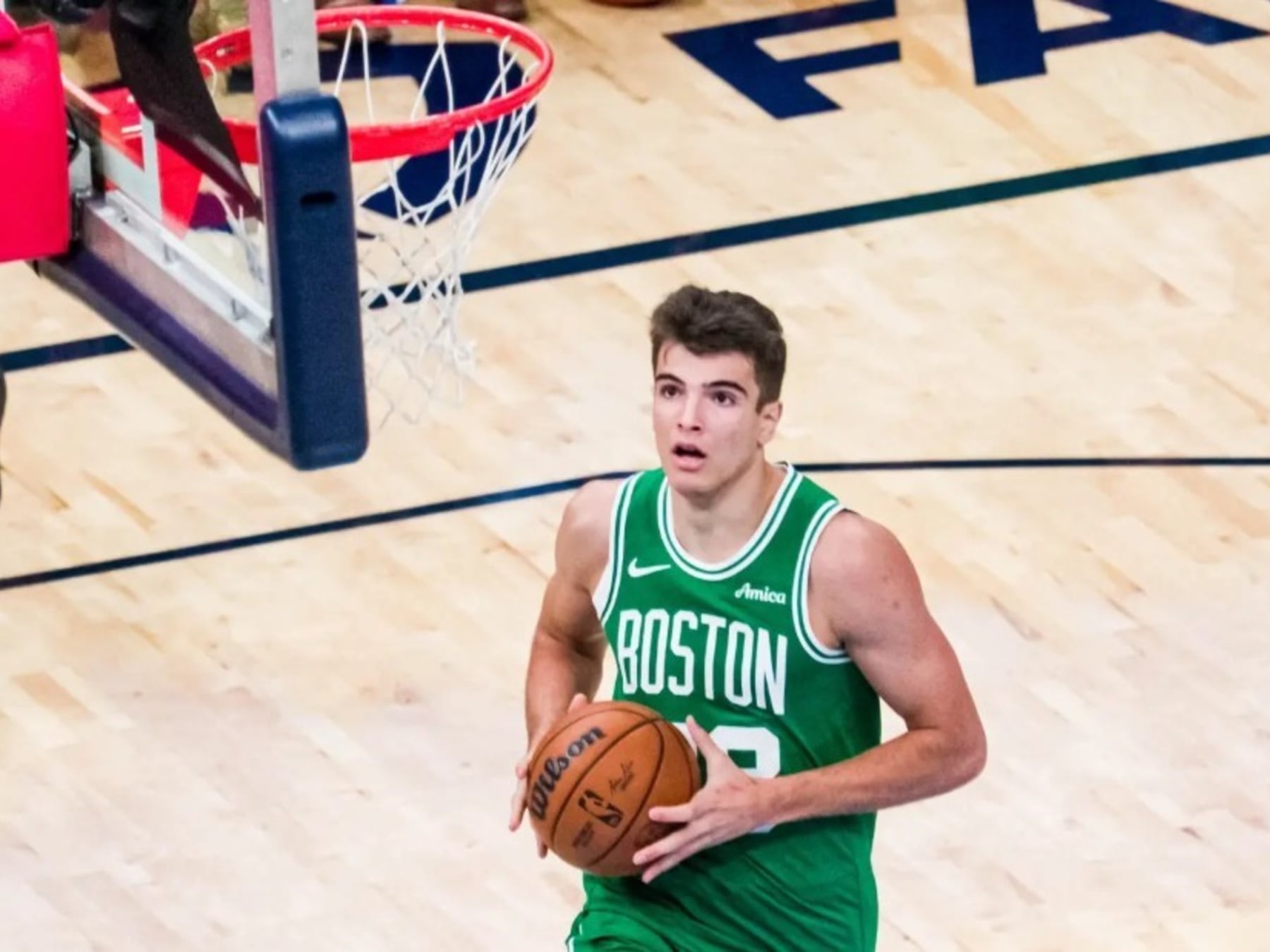 Hugo González la rompió en Boston: 21 puntos y una volcada con pasos de más que se hizo viral