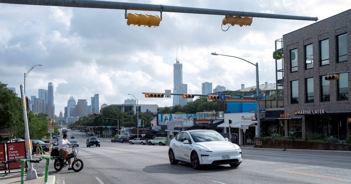 Sin ley federal y con reglas propias: cómo cuatro ciudades de Estados Unidos intentan ponerles un límite a los robotaxis