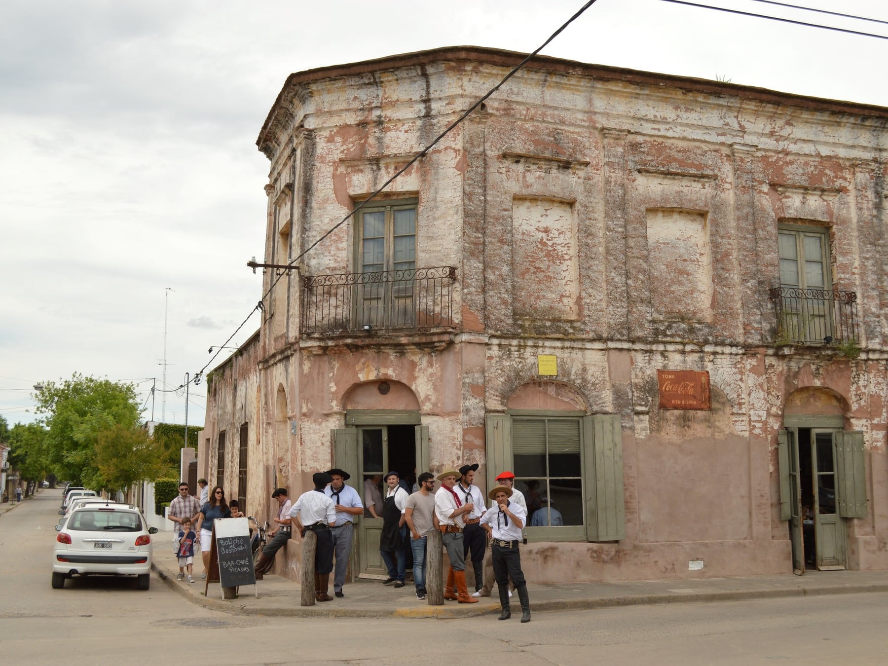 San Antonio de Areco reconfigura su perfil turístico con un circuito de talleres artesanales y una galería a cielo abierto