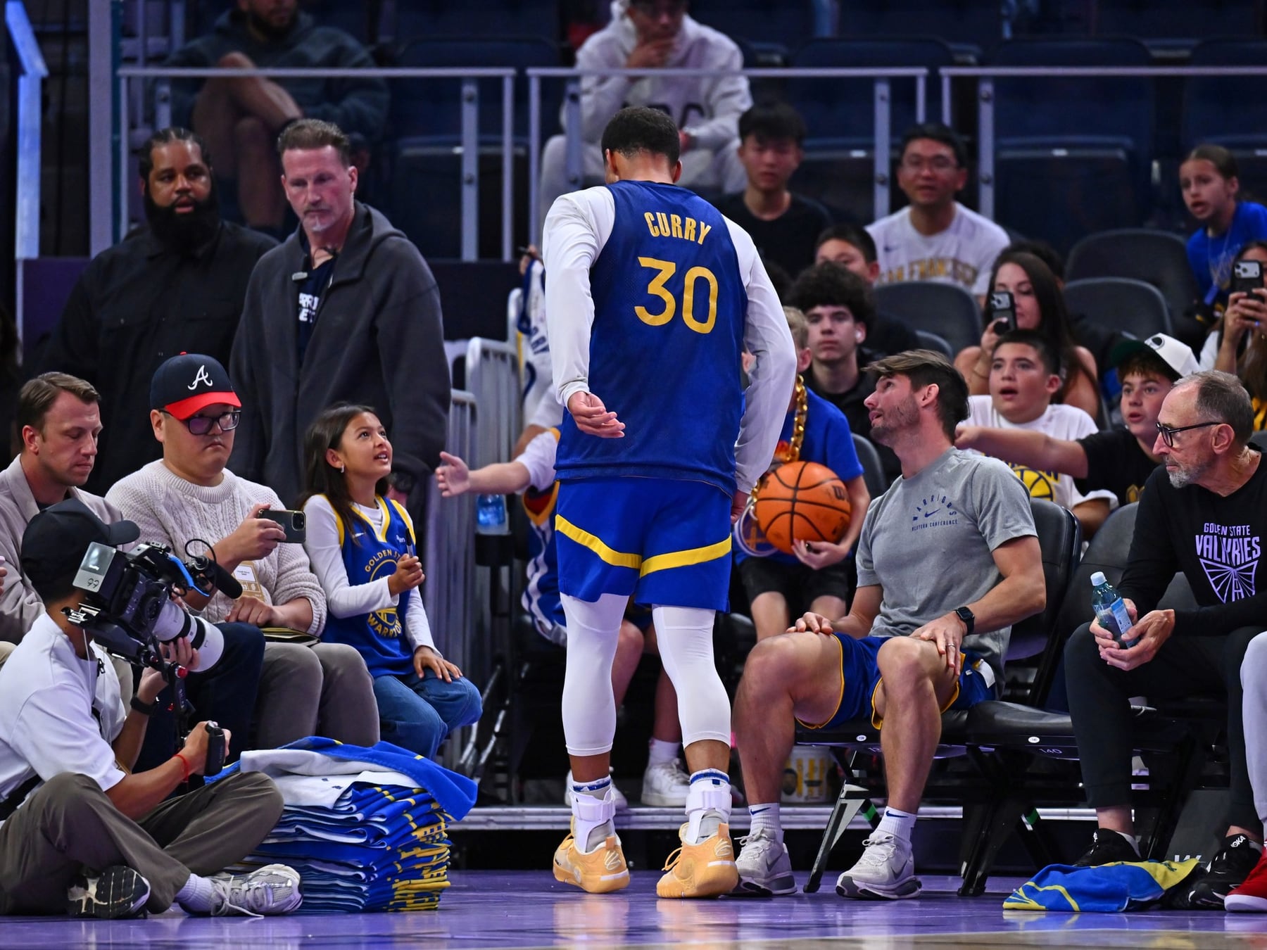 El León de Oakland renueva y se tropieza: Curry extendió su contrato pero se dobló el tobillo en la práctica