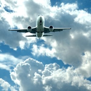 Los pasajes internacionales desde la Argentina cargan 37% en impuestos, un récord regional que cayó desde el 107% de 2022