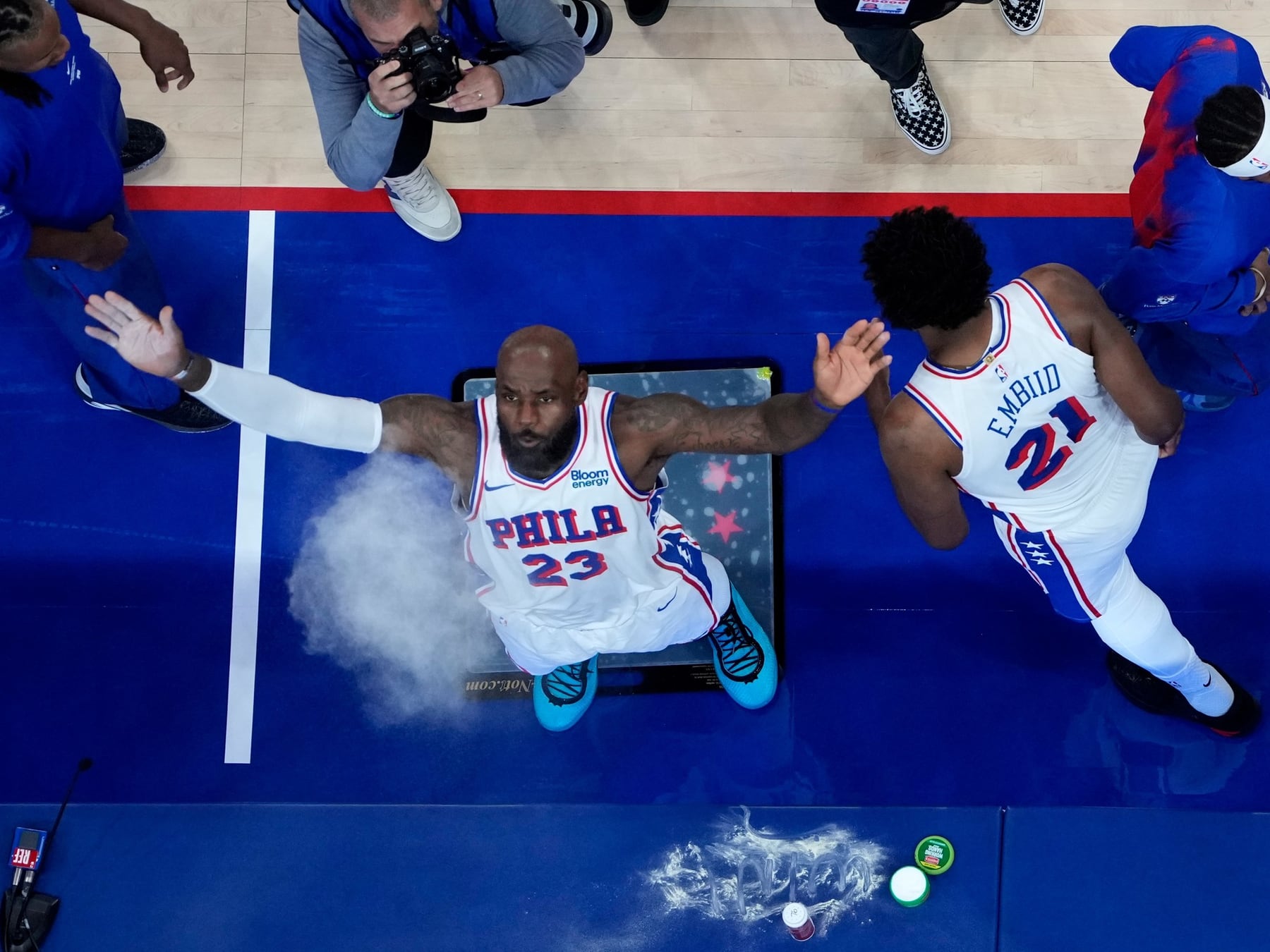 Arranca la NBA y LeBron ya cambió de colores: debuta en los 76ers en la casa de los Knicks, loscampeones
