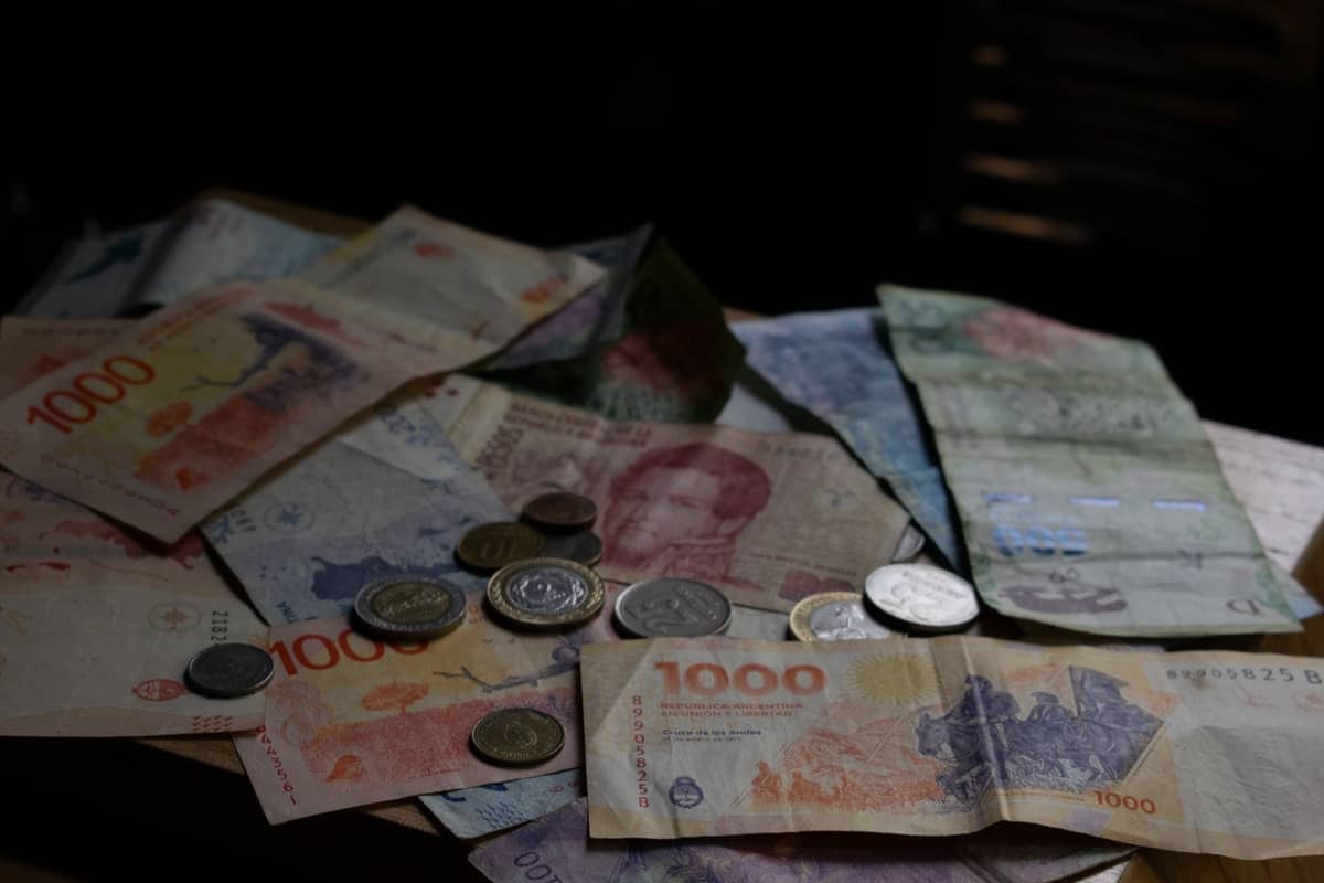 El peso bajo presión: el oficial quedó en $1.540, el blue se estiró a $1.560 y la inflación de septiembre trepó al 1,9%