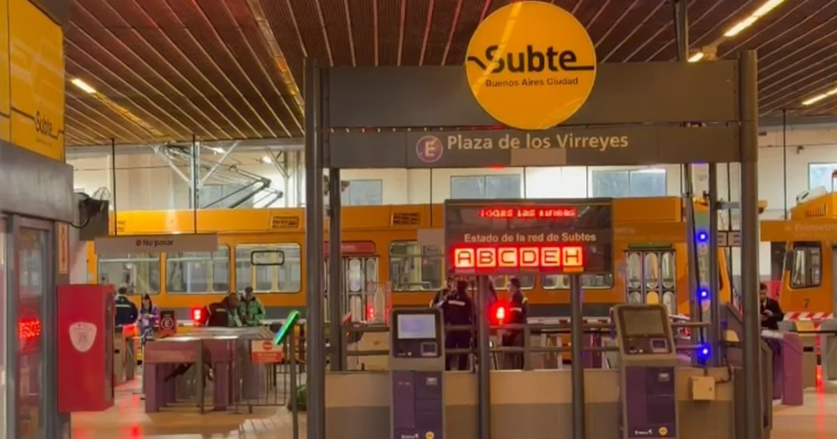 Detienen a dos delegados del subte en medio de una protesta y las seis líneas paralizan su servicio