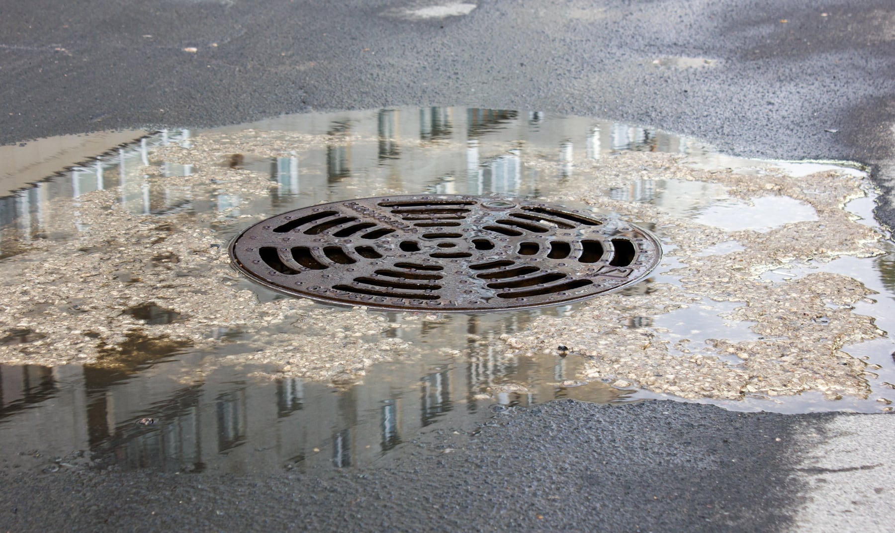 Tormentas en Neuquén: la hora de las canaletas, la basura que no sale y la reja que no se levanta