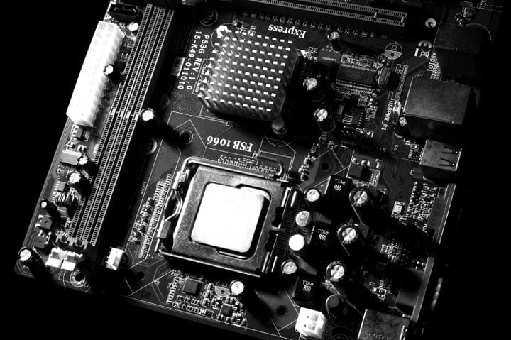 GIGABYTE se rindió ante el anime y ahora las placas madre vienen con dibujitos (y una pantallita LCD que sobra, pero fascina)