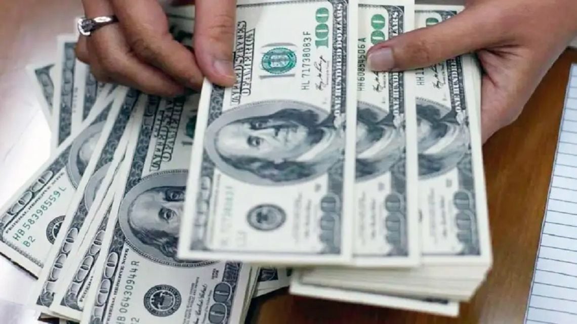El dólar minorista reachedó los $1.550 y redujo la brecha con el blue