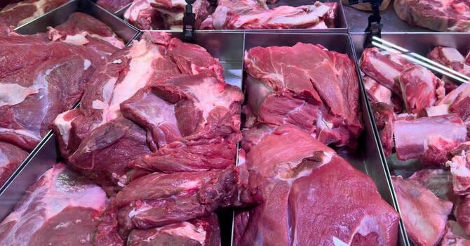 La carne de cerdo fresca toma impulso mientras los chacinados profundizan su caída