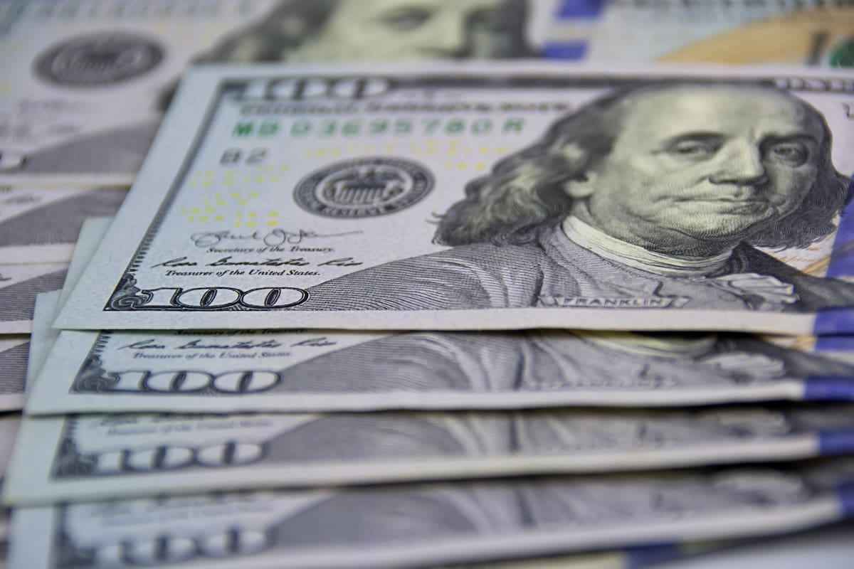 Dólar sin cambios el sábado: el oficial cierra en $1.550 y el blue en $1.560