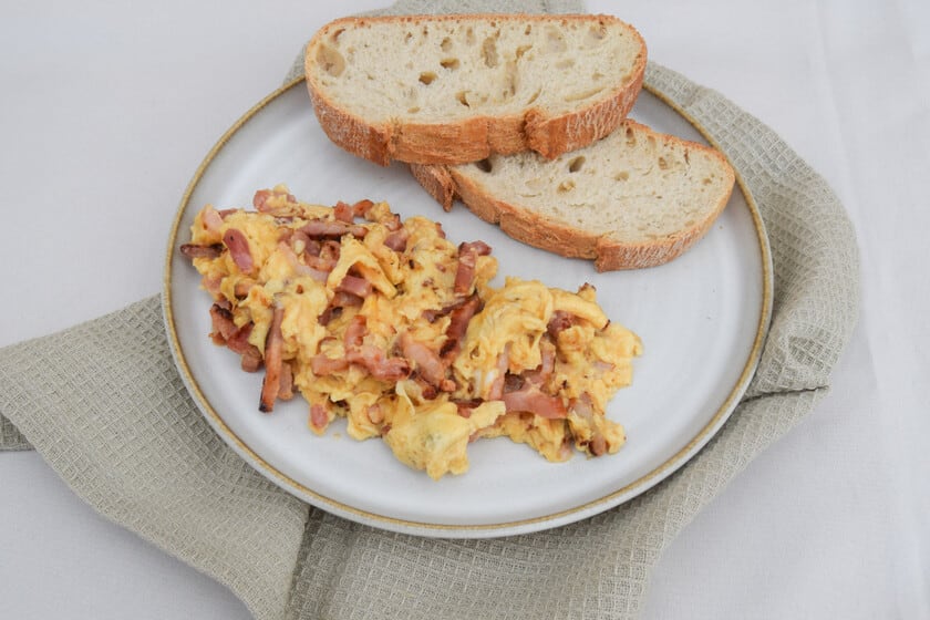 Huevos revueltos con bacon: la técnica que evita la mezcla seca