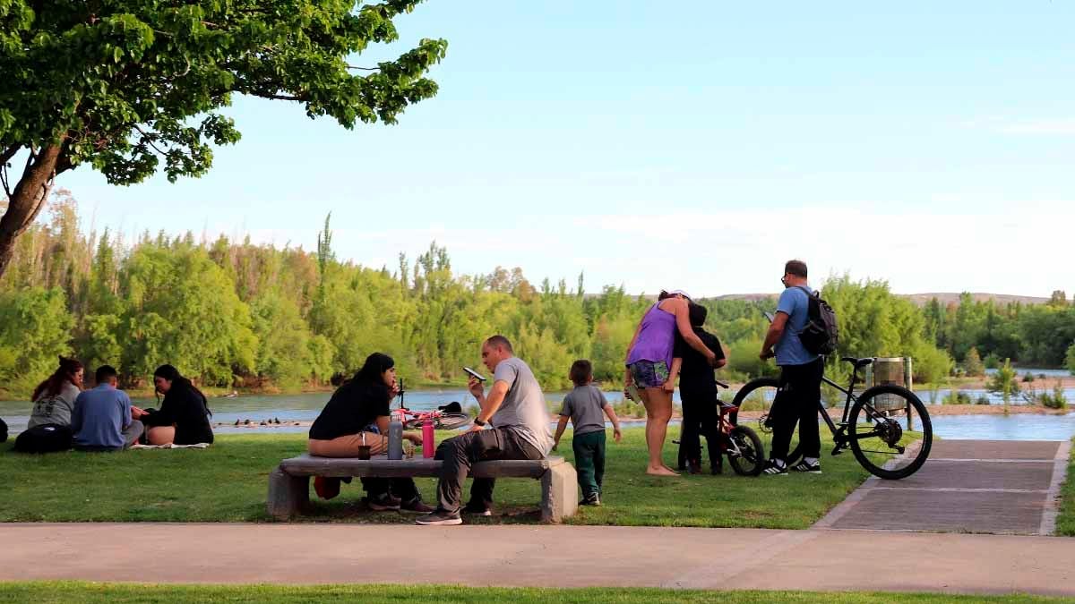 Una tarde de sol reunió a vecinos junto al río Limay en Neuquén